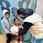 Gazze Destek distributes sweets to displaced families in shelter camps