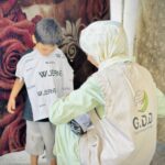 غزي دستك توزع ملابس للاطفال النازحين في غزة