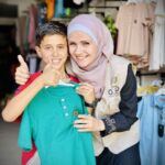 غزي دستك توزع القسائم الشرائية على النازحين في مراكز الايواء