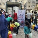 غزي دستك تواصل توزيع سقيا الماء في مخيمات الايواء