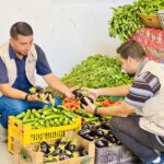 غزي دستك توزع طرود خضار على النازحين في مراكز الايواء