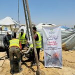 غزي دستك تنفذ مشاريع حفر آبار مياه شرب للنازحين في مخيمات الإيواء