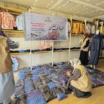 غزي دستك توزيع احتياجات نسائية للنازحات في مخيمات الايواء