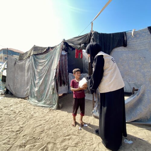 غزي دستك تواصل توزيع وجبات الطعام على الأسر النازحة