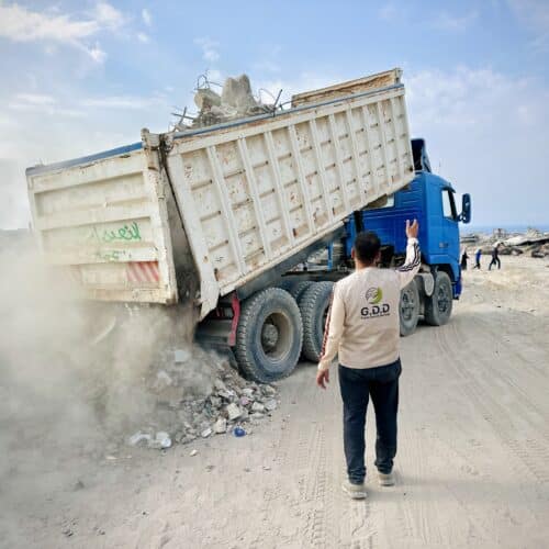 غزي دستك تبدأ في مشروع ازالة الركام في شمال قطاع غزة